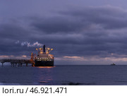Газовоз у причала. Пригородное. Сахалин. Стоковое фото, фотограф Вячеслав Иванов / Фотобанк Лори