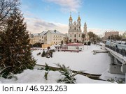 Vitebsk, Belarus, 01.06.2022: View of the Vitba River embankment, the Town Hall and the Church of the Resurrection of Christ on a winter day. Редакционное фото, фотограф Ula Ulachka / Фотобанк Лори