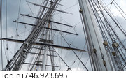 Close-up of the rigging and mast of Cutty Sark ship against the blue cloudy sky. Стоковое фото, фотограф David Kashakhi / Фотобанк Лори