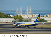 Ryanair Boeing 737-8AS passenger plane taxi on runway in Humberto Delgado Airport in Lisbon (2023 год). Редакционное фото, фотограф Дмитрий Рухленко / Фотобанк Лори