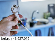 Tenant narrowly avoided fire when an extension cord overheated, charred and caused short circuit. Стоковое фото, фотограф Владимир Григорьев / Фотобанк Лори