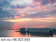 Жилой комплекс "Морская набережная. Бульвар" на фоне красивого заката. Васильевский остров. Санкт-Петербург (2024 год). Редакционное фото, фотограф Ольга Визави / Фотобанк Лори