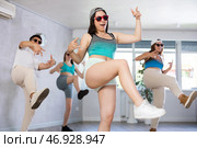 Group of young girls in dark glasses and ball cap and guy dance jazz-funk in fitness club. Стоковое фото, фотограф Яков Филимонов / Фотобанк Лори