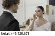 Groom saying vows to his crying bride in white dress. Стоковое фото, фотограф David Kashakhi / Фотобанк Лори