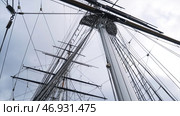 Close-up of the rigging and mast of Cutty Sark ship against the blue cloudy sky. Стоковое фото, фотограф David Kashakhi / Фотобанк Лори