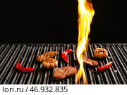 Вкусная говяжья грудинка с перцем чили и пламенем на гриле. Стоковое фото, фотограф Pixel_shot / Фотобанк Лори