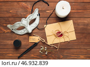 Конверт с текстом LAVENDER LAVANDULA, карнавальной маской и пером на фоне темного дерева. Стоковое фото, фотограф Pixel_shot / Фотобанк Лори