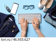 Женские руки с клавиатурой ПК, мобильным телефоном и аксессуарами на цветном фоне. Стоковое фото, фотограф Pixel_shot / Фотобанк Лори