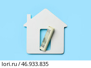 Рисунок дома с долларовой купюрой на цветном фоне. Стоковое фото, фотограф Pixel_shot / Фотобанк Лори