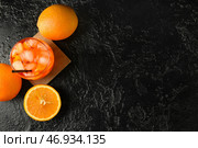 Стакан вкусного коктейля aperol spritz и свежие апельсины на темном фоне. Стоковое фото, фотограф Pixel_shot / Фотобанк Лори