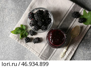 Композиция с банкой вкусного ежевичного джема и ягод на фоне гранж. Стоковое фото, фотограф Pixel_shot / Фотобанк Лори