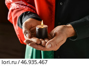 Мужчина с флагом Афганистана и свечой на темном фоне, крупным планом. Стоковое фото, фотограф Pixel_shot / Фотобанк Лори
