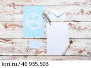 Открытки с текстом EMILY & ALEX, конверт и печать на белом деревянном фоне. Стоковое фото, фотограф Pixel_shot / Фотобанк Лори