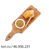 Чаша с пчелиной пыльцой и сотами на белом фоне. Стоковое фото, фотограф Pixel_shot / Фотобанк Лори