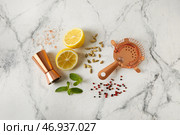 Стакан холодного джина с тоником на светлом фоне. Стоковое фото, фотограф Pixel_shot / Фотобанк Лори