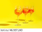 Бокалы коктейля Aperol spritz на цветном фоне. Стоковое фото, фотограф Pixel_shot / Фотобанк Лори