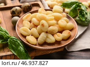 Тарелка с вкусными клецками на столе. Стоковое фото, фотограф Pixel_shot / Фотобанк Лори