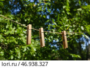 Прищепки висят на бельевой веревке на улице. Стоковое фото, фотограф Pixel_shot / Фотобанк Лори