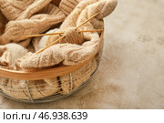 Корзина с пряжей и спицами на столе, крупным планом. Стоковое фото, фотограф Pixel_shot / Фотобанк Лори