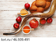 Символы Рош ха-Шана (еврейский Новый год) на белом деревянном фоне. Стоковое фото, фотограф Pixel_shot / Фотобанк Лори