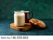 Банка со свежей закваской и рогаликом на столе. Стоковое фото, фотограф Pixel_shot / Фотобанк Лори
