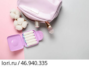 Ящик для хранения тампонов и косметичка на сером и розовом фоне. Стоковое фото, фотограф Pixel_shot / Фотобанк Лори