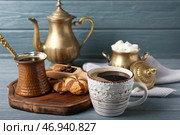 Композиция с чашкой горячего кофе на темном деревянном фоне. Стоковое фото, фотограф Pixel_shot / Фотобанк Лори