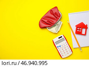 Калькулятор с моделью домика, записной книжки, бумажника и денег на цветном фоне. Стоковое фото, фотограф Pixel_shot / Фотобанк Лори