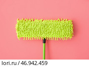Швабра на цветном фоне. Стоковое фото, фотограф Pixel_shot / Фотобанк Лори