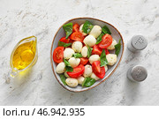Чаша с сыром моцарелла, помидорами и базиликом на гранж-фоне. Стоковое фото, фотограф Pixel_shot / Фотобанк Лори