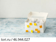 Коробка с чаем в пакетиках на цветном фоне. Стоковое фото, фотограф Pixel_shot / Фотобанк Лори