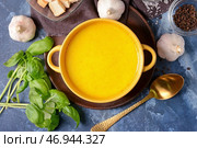 Чаша с вкусным чесночным крем-супом на цветном фоне. Стоковое фото, фотограф Pixel_shot / Фотобанк Лори