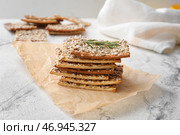 Вкусные сухарики с семечками на светлом фоне. Стоковое фото, фотограф Pixel_shot / Фотобанк Лори
