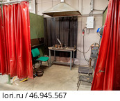 Металлообработка: сварочный пост на предприятии. Metalworking: welding post at the enterprise. Стоковое фото, фотограф Евгений Романов / Фотобанк Лори