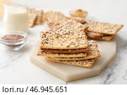 Вкусные сухарики с семечками на светлом фоне. Стоковое фото, фотограф Pixel_shot / Фотобанк Лори