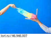 Руки с ноутбуком и кистью для пыли на цветном фоне. Стоковое фото, фотограф Pixel_shot / Фотобанк Лори