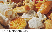 Explore delicious baked goods and desserts from a local bakery showcasing various sweet treats and pastries. Стоковое видео, видеограф Сергей Толмачёв / Фотобанк Лори