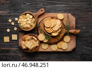 Композиция с сухарями на деревянном фоне. Стоковое фото, фотограф Pixel_shot / Фотобанк Лори