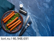 Тарелка с вкусными сосисками и стручковой фасолью на цветном фоне. Стоковое фото, фотограф Pixel_shot / Фотобанк Лори