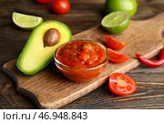 Чаша вкусного соуса сальса с ингредиентами на деревянном фоне. Стоковое фото, фотограф Pixel_shot / Фотобанк Лори