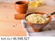 Чаша с вкусным кускусом на деревянном фоне. Стоковое фото, фотограф Pixel_shot / Фотобанк Лори