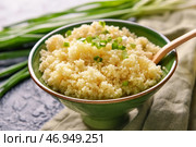 Чаша с вкусным кус-кусом и зеленым луком на столе, крупным планом. Стоковое фото, фотограф Pixel_shot / Фотобанк Лори