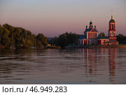 The Golden Ring of Russia, the city of Pereslavl-Zalessky. The Church of the Forty Martyrs of Sebaste at a beautiful pink sunset on the side of Lake Pleshcheyev. Стоковое фото, фотограф Photojuli / Фотобанк Лори