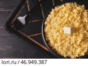 Чаша с вкусным кус-кусом на темном деревянном фоне, крупным планом. Стоковое фото, фотограф Pixel_shot / Фотобанк Лори
