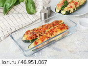Форма для запекания с фаршированными мясом лодочками из кабачков на светлом фоне. Стоковое фото, фотограф Pixel_shot / Фотобанк Лори