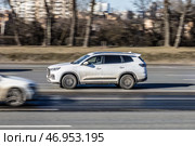 Fast moving Chery Tiggo 8 PHEV on the city road. White SUV driving on motorway. Used auto in fast motion with blurred background. Редакционное фото, фотограф Константин Григорьев / Фотобанк Лори