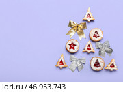 Рождественская елка из вкусного печенья Linzer на цветном фоне. Стоковое фото, фотограф Pixel_shot / Фотобанк Лори