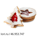Вкусное печенье Linzer на белом фоне. Стоковое фото, фотограф Pixel_shot / Фотобанк Лори