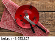 Сервировка стола на Хэллоуин с пауками на деревянном фоне. Стоковое фото, фотограф Pixel_shot / Фотобанк Лори
