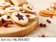 Доска с вкусным печеньем Linzer на гранж-фоне, крупным планом. Стоковое фото, фотограф Pixel_shot / Фотобанк Лори